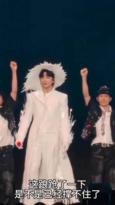 这踉跄一下是不是挺不住了 感冒还要唱<a target=