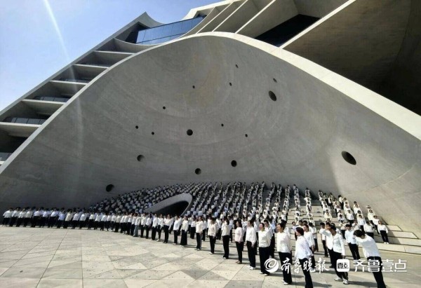 千人合诵响彻时光塔广场，“阅见山海 声耀全城”活动燃爆海岸