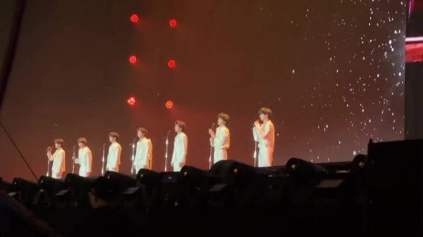 舞台落幕前的拥抱，安静却有力量，这就是“我们之间不会有改变”最好的注解