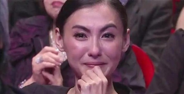 被coco曝三胎生父后，张柏芝带儿子露面，谢霆锋坦白不娶王菲内幕