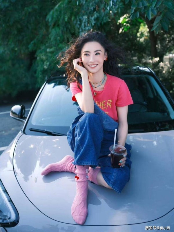 张柏芝新烫了羊毛卷发型减龄25岁，穿粉T+背带裤，美得像换了个人