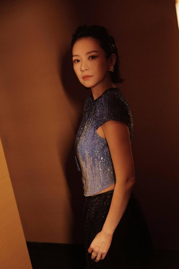 章子怡穿蓝黑色露背装性感迷人 背头造型利落干练