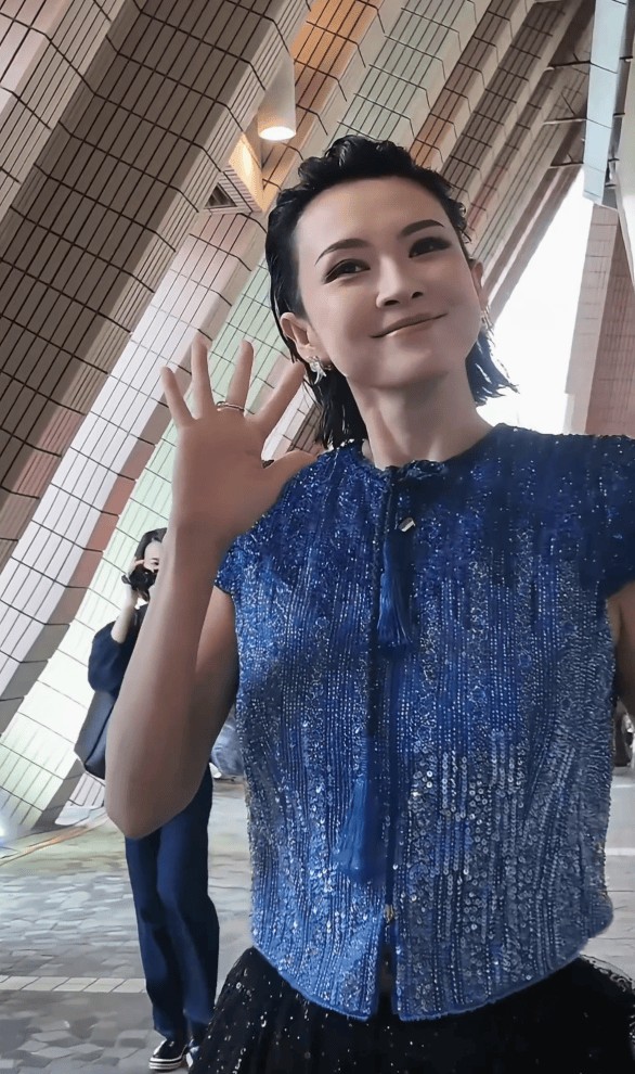 章子怡挥手甜笑，亲和力十足。