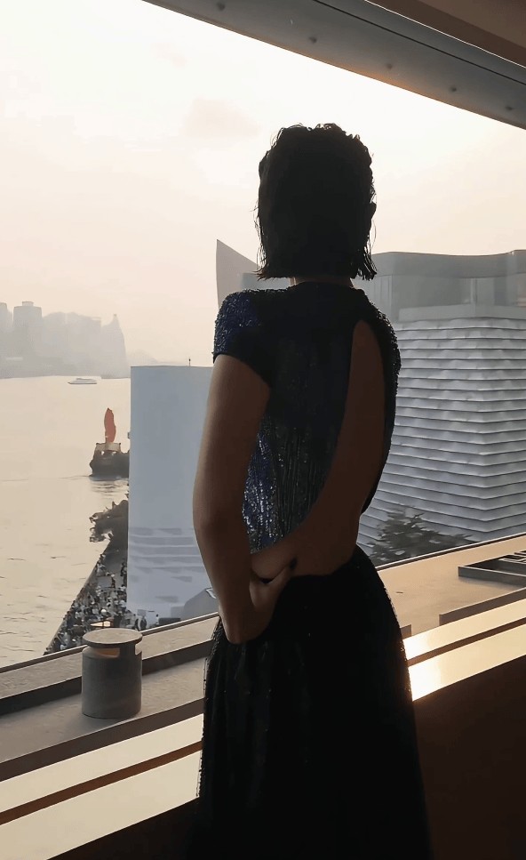 章子怡秀光滑美背。