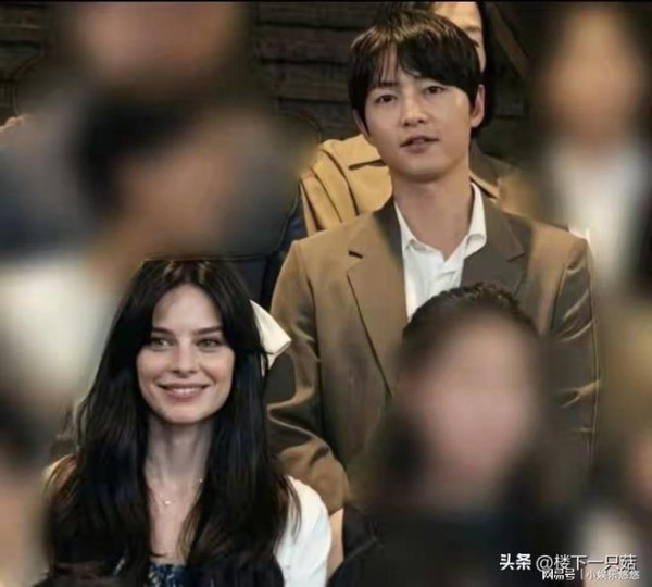 宋仲基和老婆首次合体 看着比妻子老二十岁 离开宋慧乔越来越普通