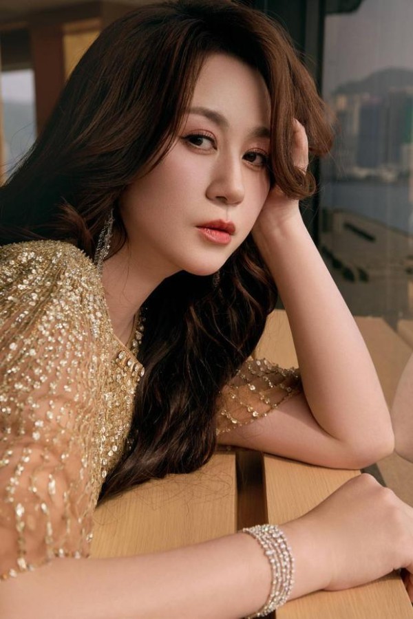 马丽穿鎏金长裙搭配卷发慵懒迷人