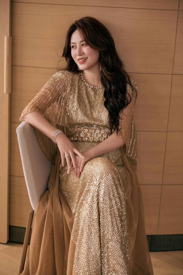 马丽笑容清浅。