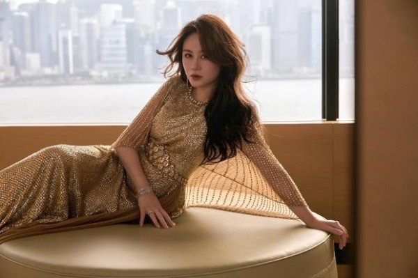 马丽流露出些许性感。