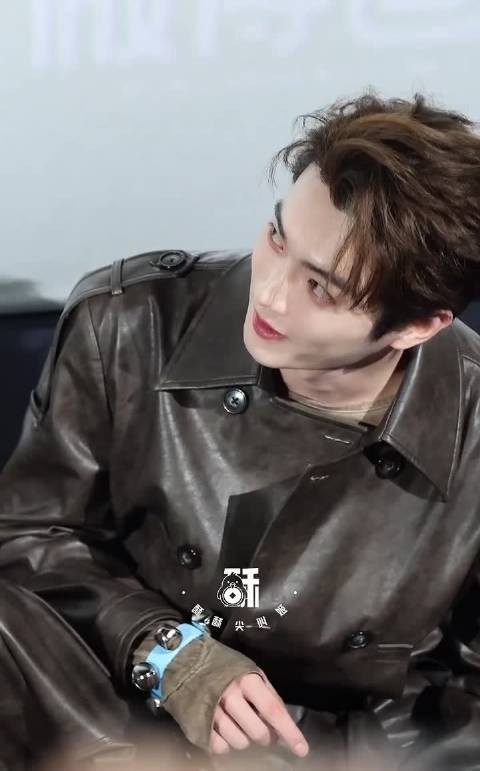 许凯躲避镜头未果，擦拭地板徒劳