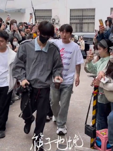 张凌赫4/22进妆路透，顺毛男大宽肩细腰，连男粉都被迷倒了，听取帅声一片！