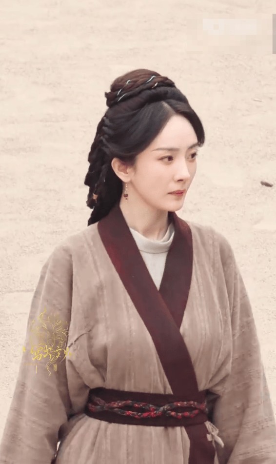 杨幂着素色襦裙典雅贵气 长发盘起工作认真