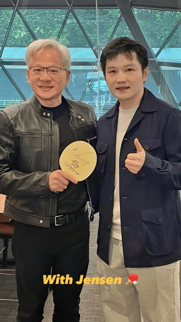 樊振东晒出与英伟达创始人合影 两人注视镜头笑容满面