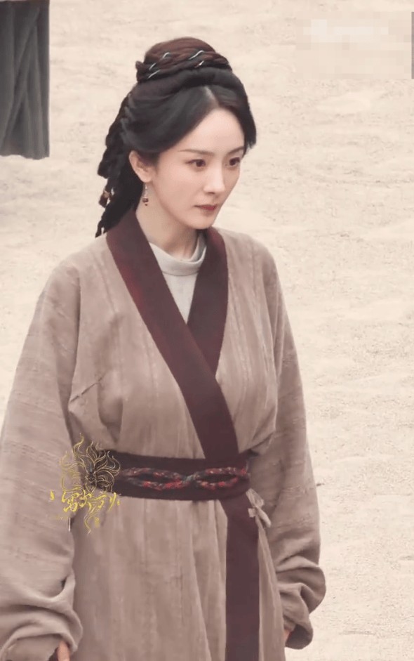 杨幂着素色襦裙典雅大气。