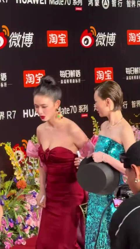 林允红毯，耳环一次又一次的掉落