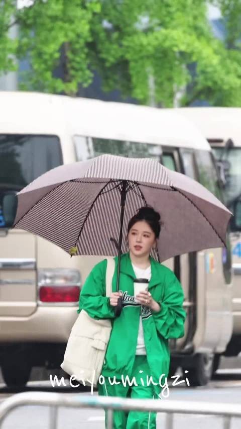 阚清子瘦身成功显小脸