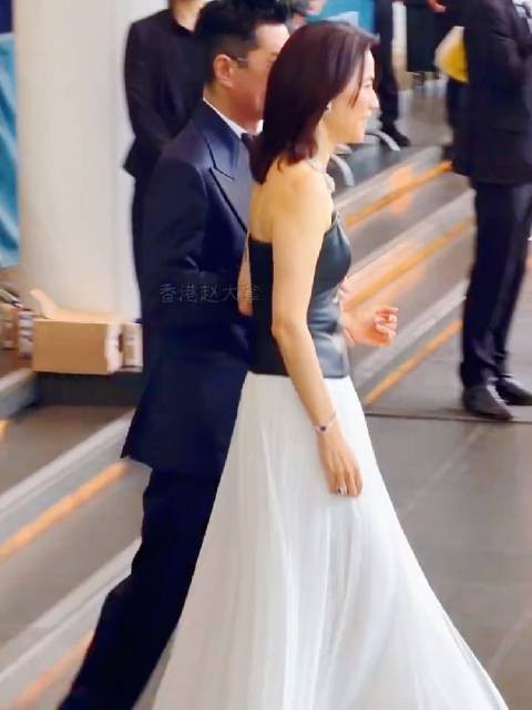 古天乐 和宣萱 携手出席香港电影金像奖，古仔很绅士很细心，宣萱很开心很幸福