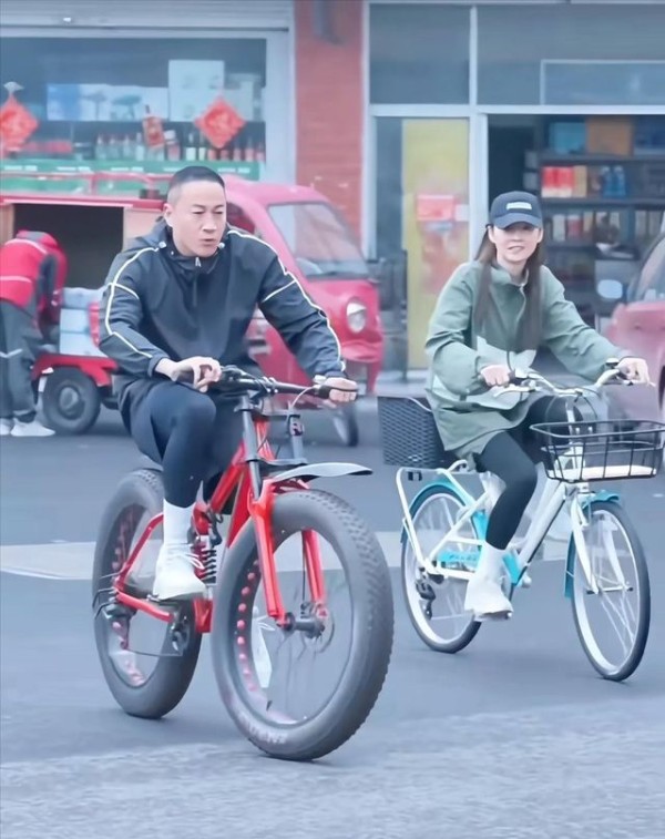 何润东夫妇现身东阳街头，两人骑自行车买早餐！林姵希气质出众！