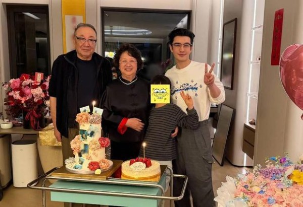 搜狐娱乐讯 23日，黄晓明在社交平台上晒家人合照为妈妈庆祝生日，他发文称：“生活中总需要一点点小仪式感，因为某一个瞬间，可能就会记住一辈子！在充满鲜花的世界里给我最亲爱的妈妈过生日啦！祝妈妈生日快乐、身体健康、天天开心，永远都是咱们家最美的那朵花！”