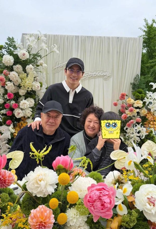 黄晓明儿子小海绵和奶奶贴贴合影，画面温馨有爱。