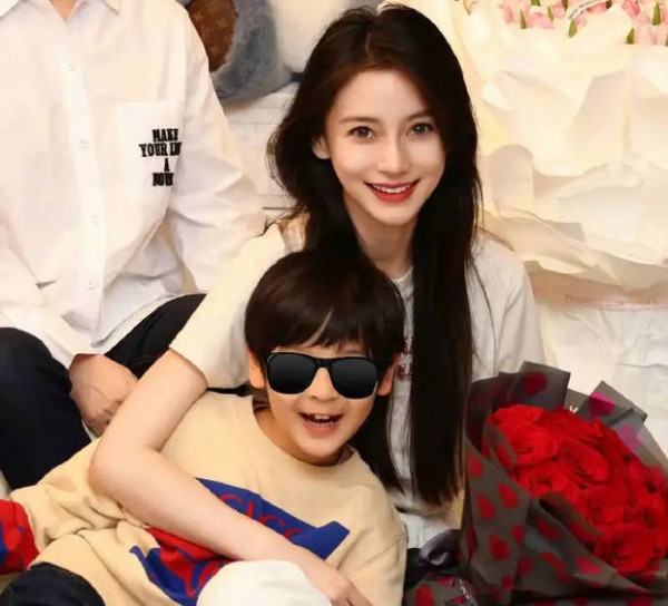 小海绵遗传了爸爸妈妈的优秀基因，十分帅气。