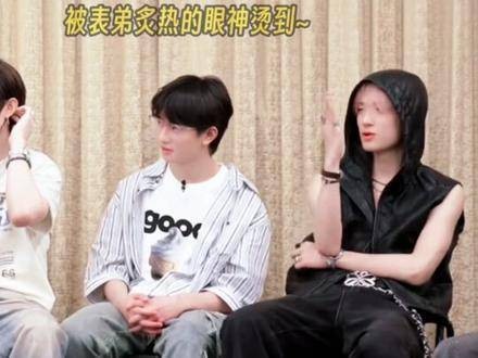 当我发现这竟是壁纸泄露后的首次正式碰面，画面甜得冒泡！