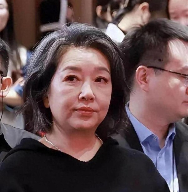 57岁江珊顶一头白发不染不遮，不扮嫩的她，才是真赢家