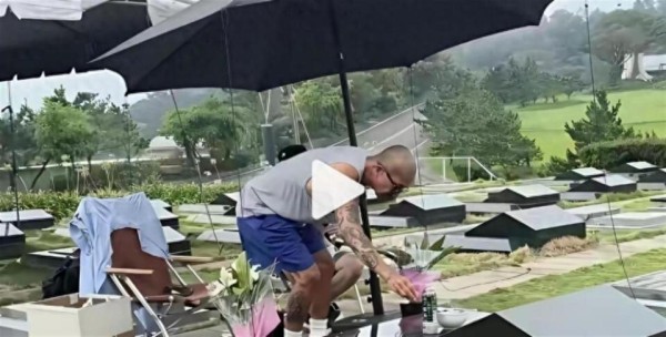 57岁具俊晔，疑似心态出了问题，近日又有人在大S墓地看到了他