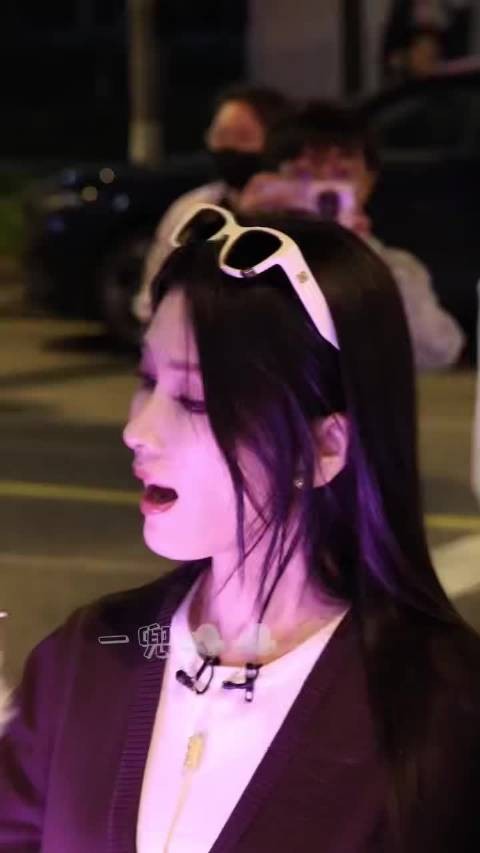 徐洁儿台下真诚温暖获赞