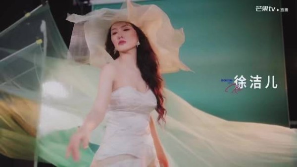 徐洁儿乘风2026两套造型展现成熟魅力