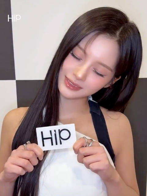 NMIXX雪允为T1选手PEYZ应援，将登2026 T1 Homeground舞台