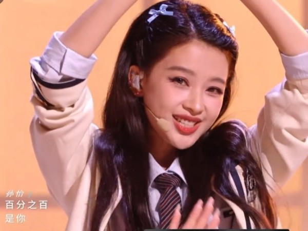 亲亲组重回18岁 ，孙怡亲亲舞台好青春