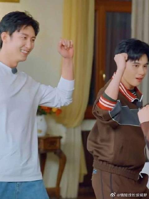 黄sir被迫营业但依旧帅 配上这个调调谁懂啊，轻松自由的感觉