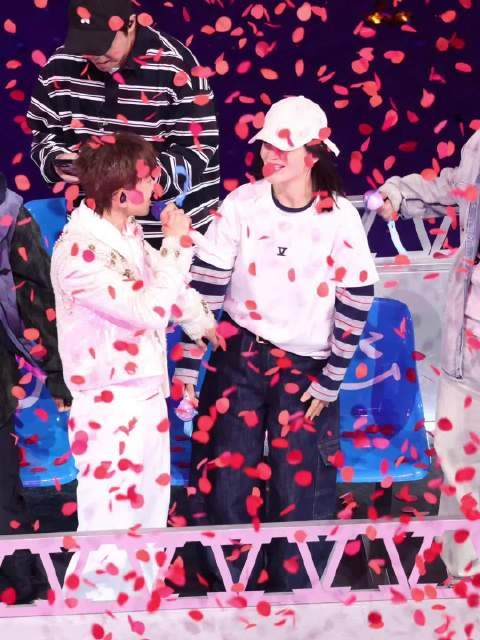 张杰谢娜演唱会眼神交流羡煞旁人