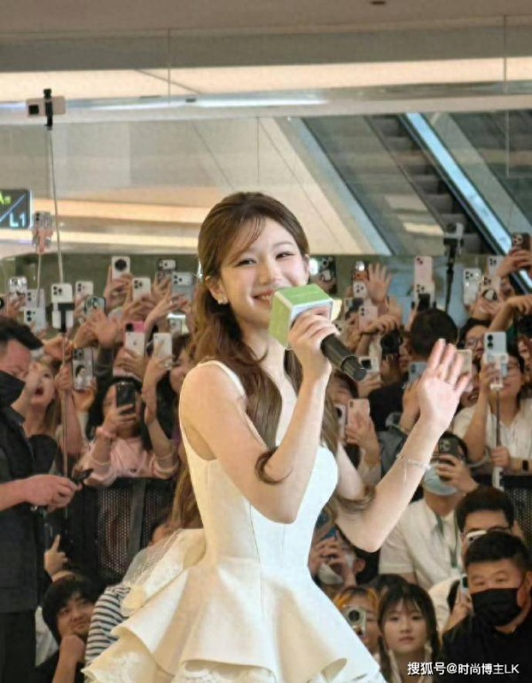 赵露思现场生图，穿白色蓬蓬裙好娇软，网友：一瞬间看到了公主！