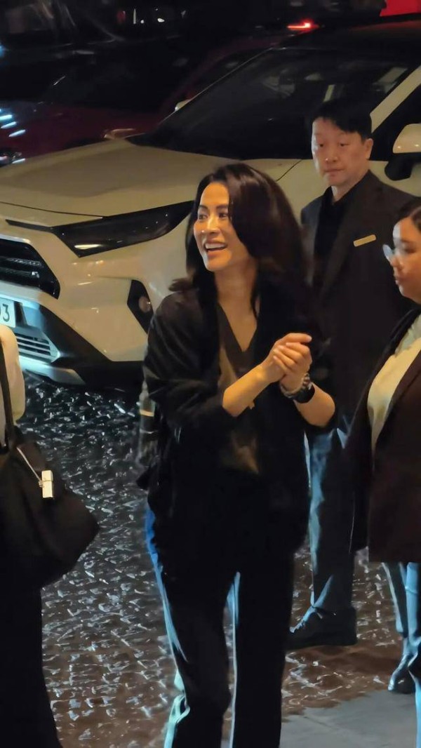 TVB前当家花旦酒店外被偶遇，零架子宠粉，55岁状态惊艳网友