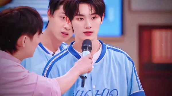 丁程鑫真的是何老师看着长大的吧，感觉两人在一起就好像两个小朋友一样啊