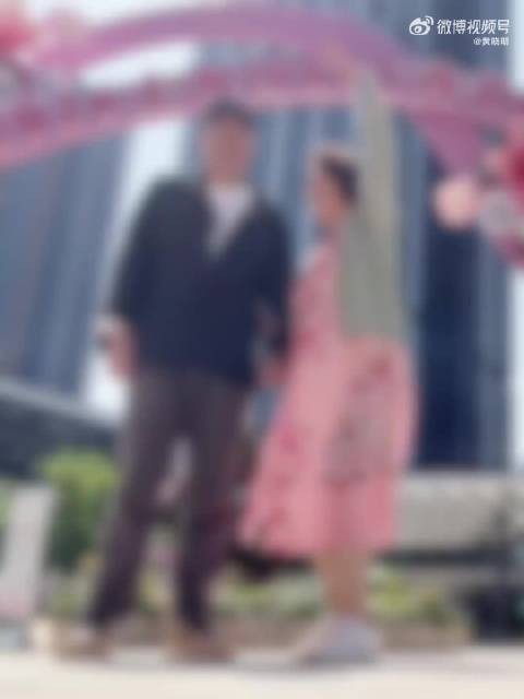 黄晓明晒父母踏青打卡潦草小狗