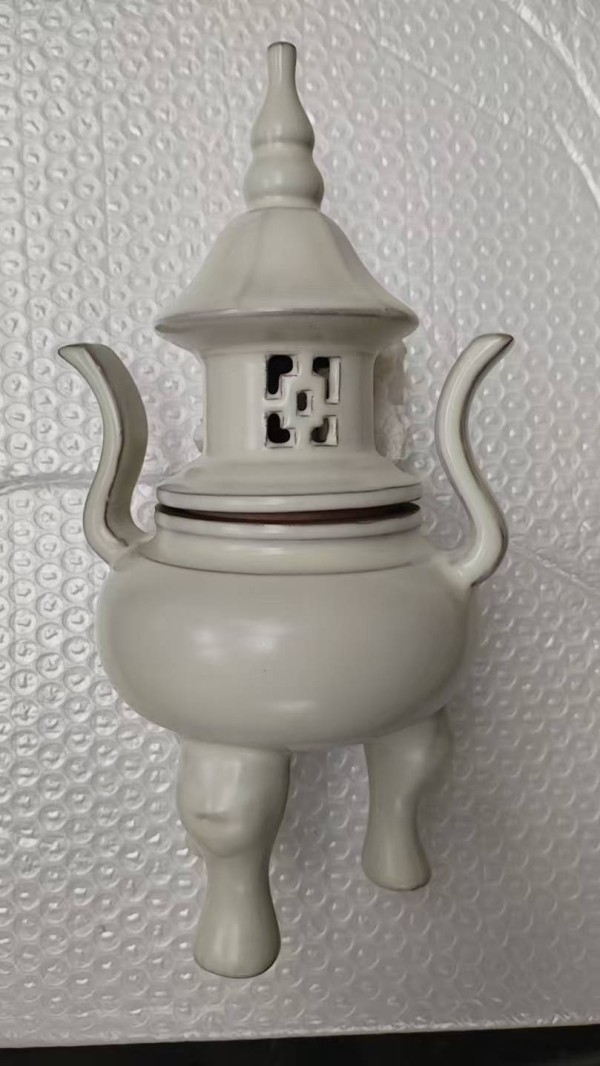 官窑月白釉塔式炉：宋瓷凝素，炉烟承韵