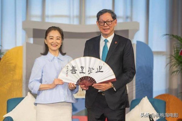 71岁林青霞满头白发亮相大学，3000人挤爆现场，女神优雅老去