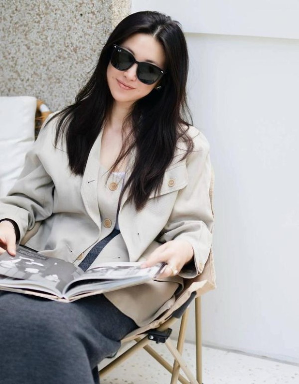 朱珠墨镜遮面也挡不住温柔又治愈的亲和力。