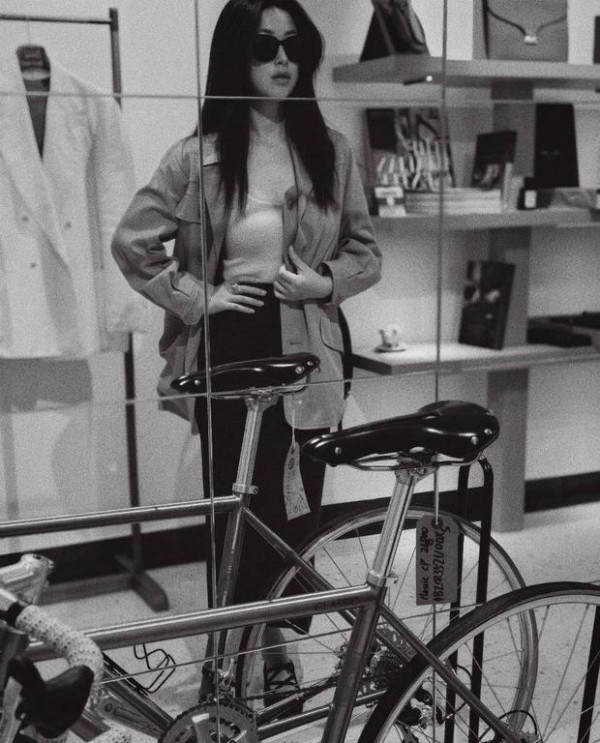 朱珠穿搭简约又带着复古酷感。