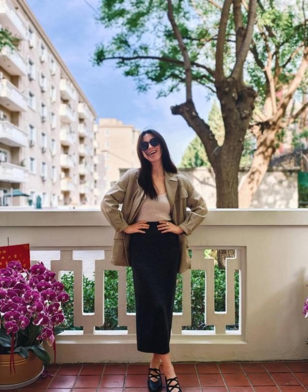 朱珠叉腰站在露台，笑容明媚。