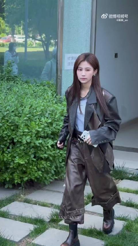 袁一琦拼色皮衣亮相超燃青春合唱录制