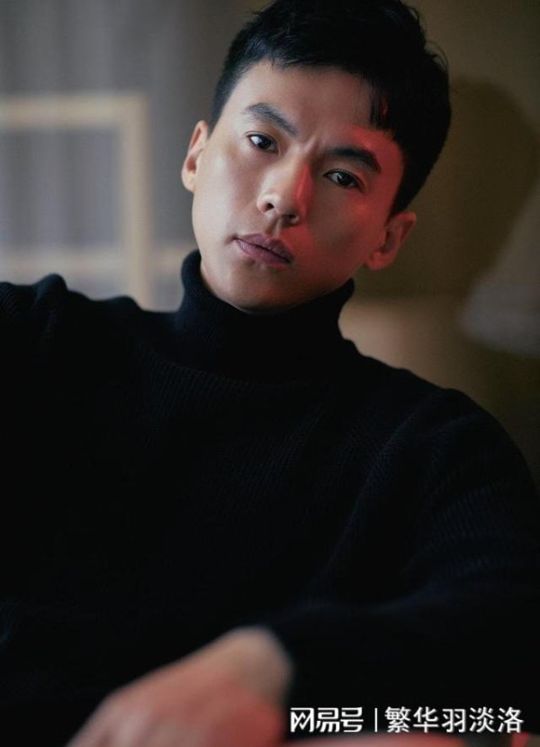 宋宁峰出轨风波后带娃首露面，憔悴陪娃引两极舆论