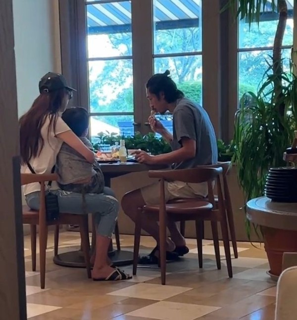 林志玲抱4岁儿子吃早餐，日本老公悠闲坐着吃，家庭地位卑微传统