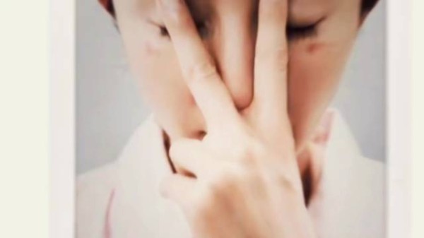 杨幂自曝蒸汽眼罩致眼周烫伤，提醒护眼安全