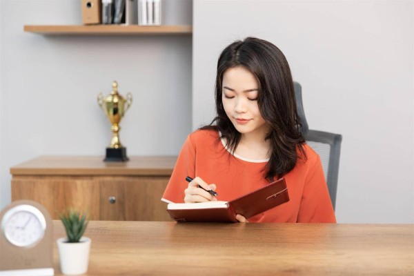 女人给你这些暗示，就是在等你来追