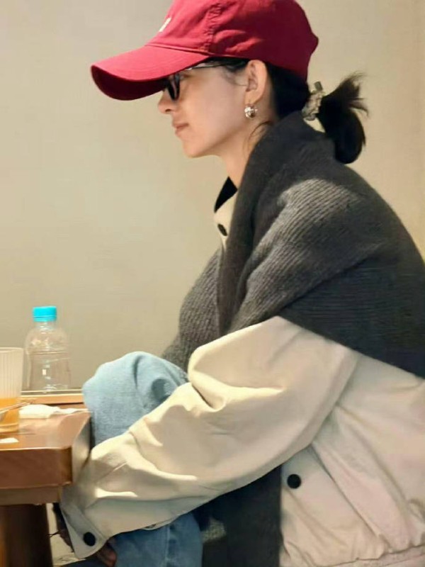 赵丽颖上海咖啡馆被偶遇 头戴红色鸭舌帽素颜状态松弛
