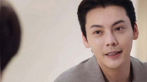 陈伟霆陪儿子打疫苗