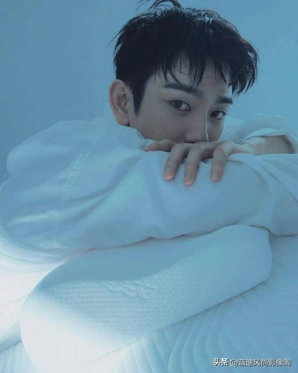 朴珍荣 ×VOGUE KOREA：蓝调藏温柔，松弛见风华